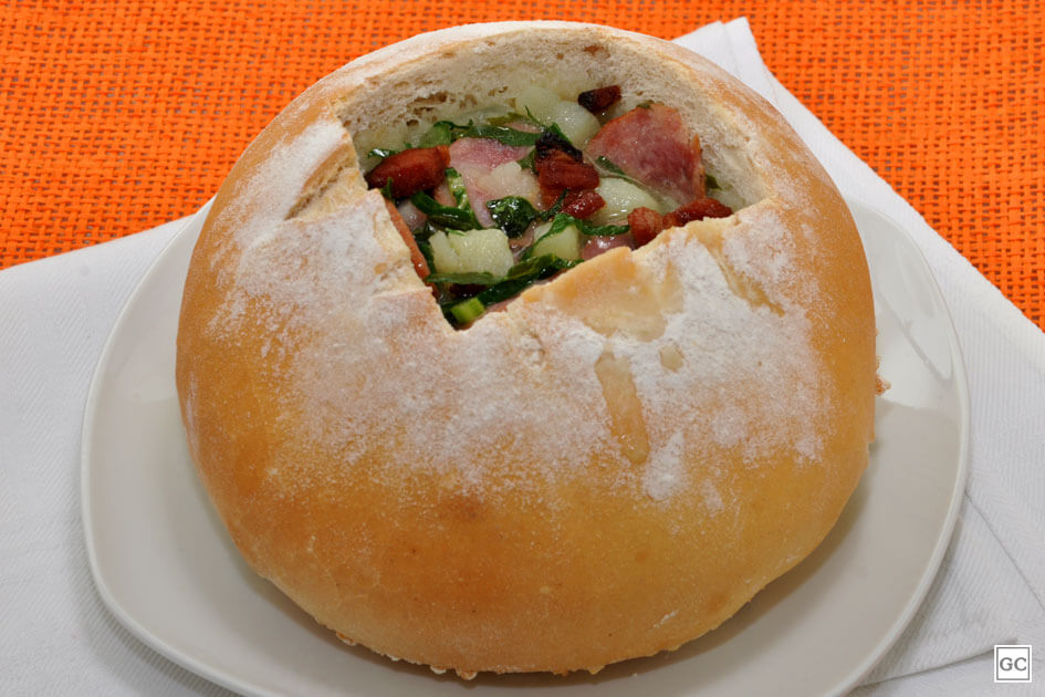 Você está visualizando atualmente Caldo verde com bacon no pão italiano