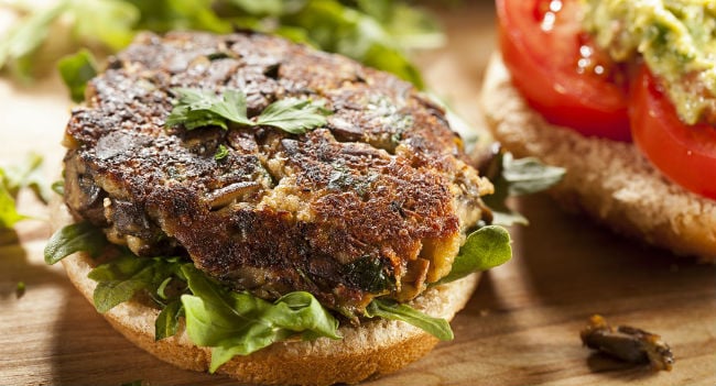 Você está visualizando atualmente Receita rápida e fácil de hambúrguer vegano de cogumelos: